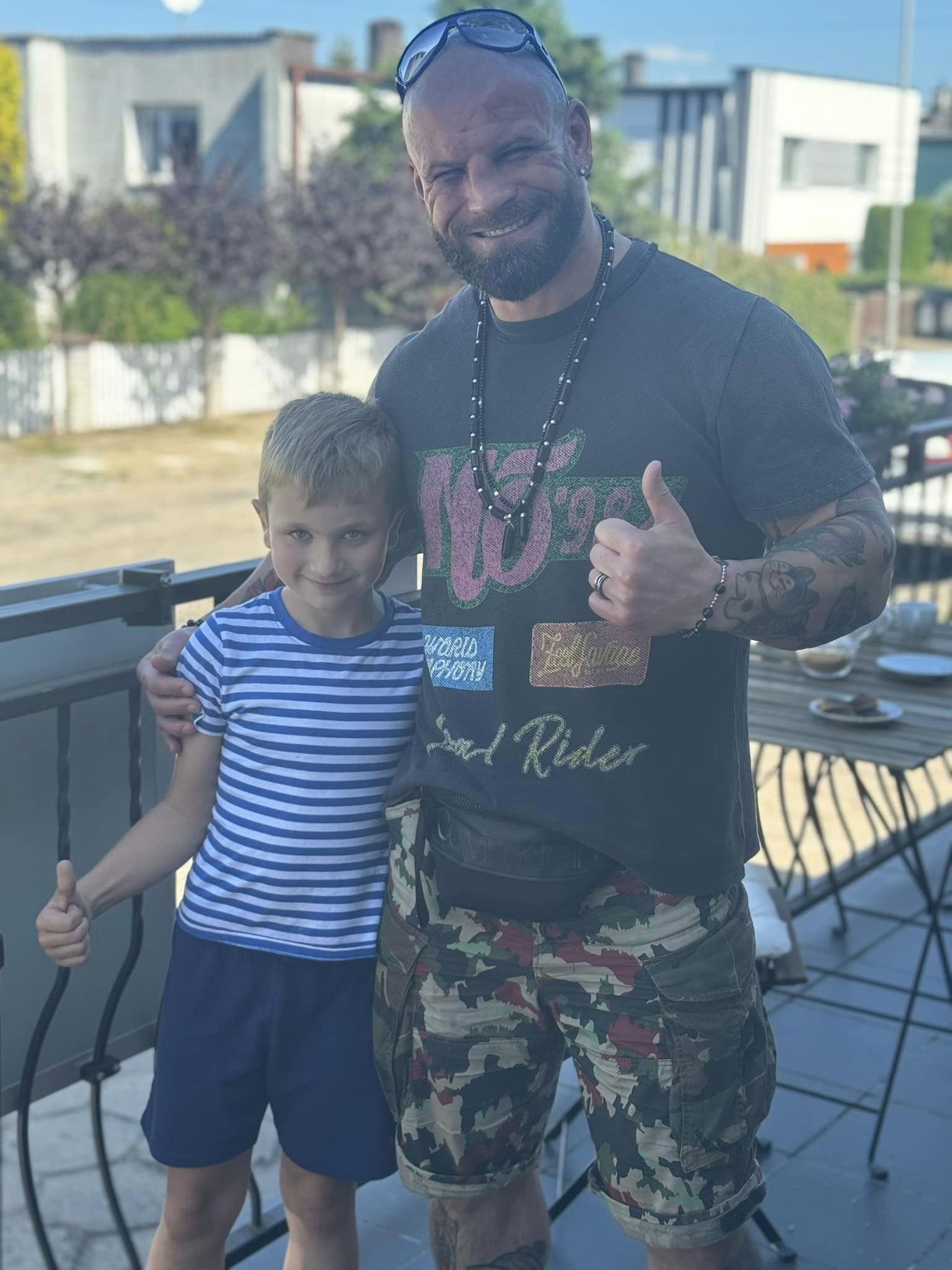 Na zdjęciu Wujaszek z naszym najmłodszym wolontariuszem